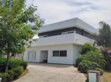 Casa · 388m² · 5 Ambientes · 5 Cocheras · Casa Sobre El Golf en Venta con Pileta, Golf, El Cantón