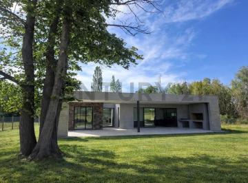Casa · 116m² · 3 Dormitorios · 3 Cocheras · Casa a Estrenar en Venta en Barrio "Las Rosas Country Rural" Colonia Las Rosas. Tunuyan