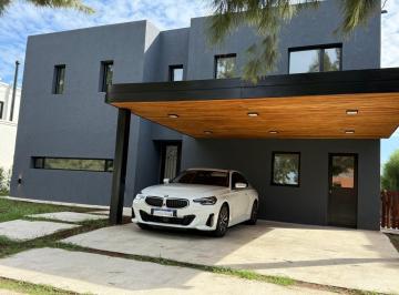 Casa · 274m² · 6 Ambientes · Casa en Venta El Naudir 5 Dorm. Al Agua