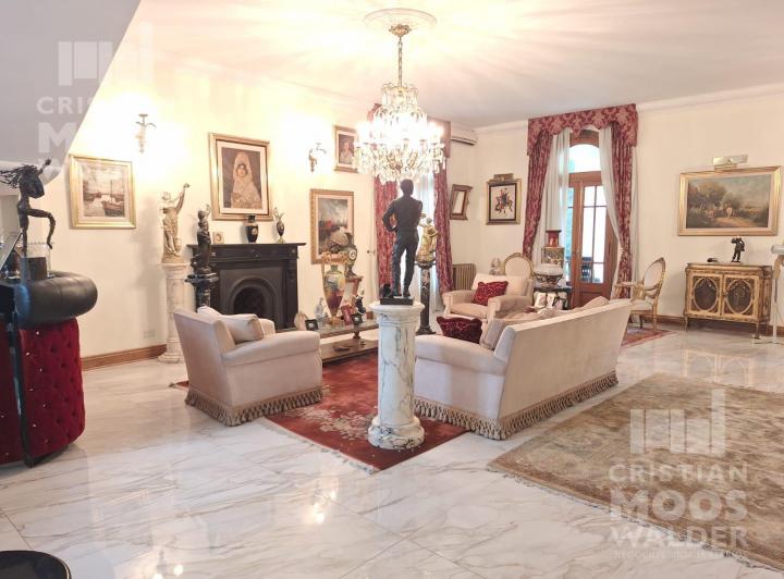 Casa · 390m² · 6 Ambientes · 2 Cocheras
