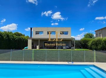 Casa · 272m² · 4 Ambientes · 2 Cocheras · Casa en Venta - El Canton