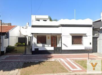 Casa · 110m² · 4 Ambientes · 1 Cochera · Casa en Venta - 3 Dorm. 1 Baño - Cochera - 164 m² - Tres de Febrero