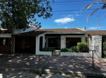 Casa · 120m² · 5 Ambientes · 1 Cochera · Casa en Roser 1057
