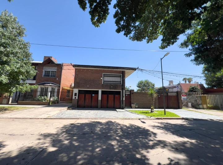 Casa · 200m² · 3 Ambientes · 3 Cocheras