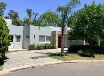 Casa · 219m² · 4 Ambientes · 4 Cocheras · Vendo Casa en Casco de Álvarez