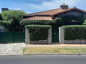 Casa · 150m² · 5 Ambientes · 1 Cochera · Lindísima Casa de 3 Dorm. en Muy Buen Estado!