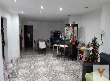 PH · 205m² · 4 Ambientes · 1 Cochera · PH en Venta - 3 Dorm. 1 Baño - 243 m² - Sarandí