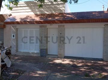 Casa · 108m² · 3 Ambientes · 1 Cochera · Venta de Casa en Rafaela, Barrio Mosconi
