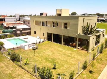 Casa · 265m² · 4 Ambientes · 1 Cochera · Country Viento Sur, Tucuman.