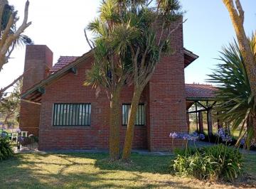 Casa · 124m² · 5 Ambientes · 1 Cochera · Casa en Venta a 200 m del Mar Sobre Asfaltada, La Caleta