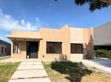 Casa · 147m² · 5 Ambientes · 5 Cocheras · Casa a La Venta en Una Planta Sobre Lote Central en Santo Tomas