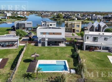 Casa · 170m² · 5 Ambientes · 2 Cocheras · Casa en Venta Área 8 San Sebastián