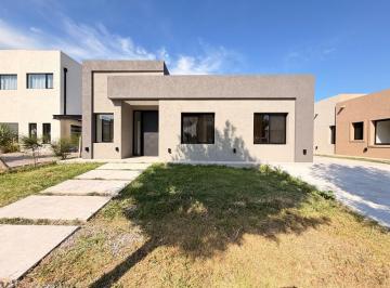 Casa · 150m² · 5 Ambientes · 5 Cocheras · Casa a La Venta en Una Planta Sobre Lote Central en Santo Tomas