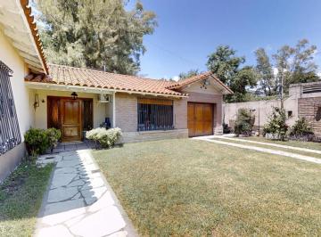 Casa · 204m² · 5 Ambientes · 1 Cochera · Casa en Venta en Martinez, 5 Amb Sobre Lote de 638 m², con Patio y Jardín