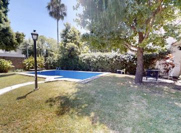 Casa · 204m² · 5 Ambientes · 1 Cochera · Casa en Venta de 5 Ambientes en Martinez con Patio y Jardín