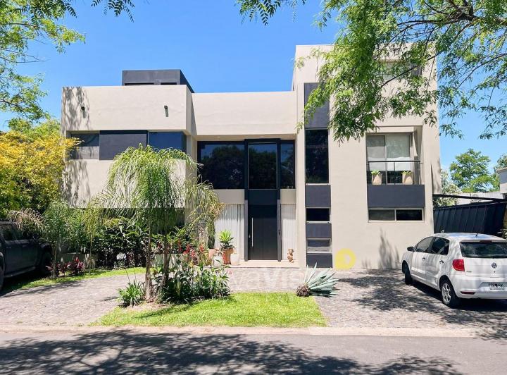 Casa · 800m² · 6 Ambientes · 1 Cochera