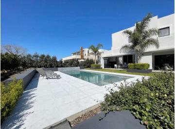 Casa · 550m² · 6 Ambientes · 2 Cocheras · Casa en Venta 5 Dorm. en Pilara