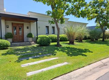 Casa · 198m² · 3 Dormitorios · 4 Cocheras · Casa de Revista en Venta en Ceibos, Puertos del Lago
