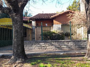 Campo · 200m² · 2 Dormitorios · 1 Cochera · Hermoso Chalet en Venta. Ituzaingo Sur. Excelente Construccion