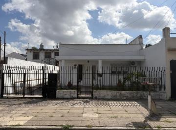 Casa · 140m² · 3 Ambientes · 1 Cochera · Venta PH de 3 Ambientes Al Frente en Isidro Casanova Barrio Atalaya