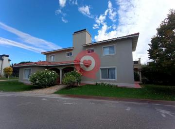 Casa · 274m² · 8 Ambientes · 2 Cocheras · Casa en Comahue Golf Club en Alquiler