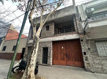Bodega-Galpón de 5 ambientes, Parque Chacabuco · Venta Galpón / Fábrica con Vivienda a Reciclar – Gran Potencial – Parque Chacabuco
