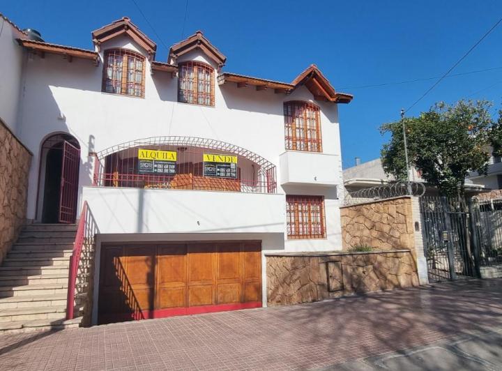 Casa · 200m² · 3 Ambientes · 2 Cocheras