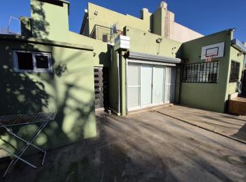 Casa · 193m² · 4 Ambientes · 2 Cocheras · Imperdible Casa en Lote Propio – Refaccionada, con Pileta, Quincho y Terraza - Calle 70 y 134