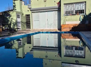 Casa · 193m² · 4 Ambientes · 2 Cocheras · Imperdible Casa en Lote Propio – Refaccionada, con Pileta, Quincho y Terraza - Calle 70 y 134