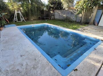 Casa · 193m² · 4 Ambientes · 2 Cocheras · Imperdible Casa en Lote Propio – Refaccionada, con Pileta, Quincho y Terraza - Calle 70 y 134