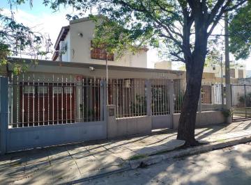 Casa · 150m² · 6 Ambientes · 1 Cochera · Casa en Venta en Barrio San Francisco, 3 Dorm., 2 Plantas. Escritura