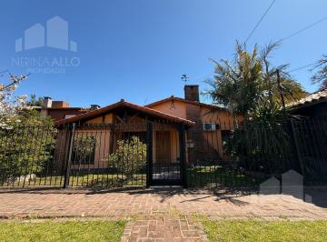 Casa · 222m² · 5 Ambientes · 2 Cocheras · Venta Casa 5 Ambientes en Castelar Norte