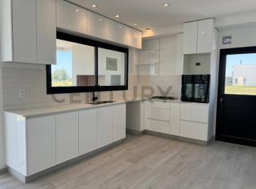 Casa · 160m² · 5 Ambientes · 2 Cocheras · Casa en Venta a La Laguna en Barrio El Naudir Escobar Puertos Canton 5 Ambientes