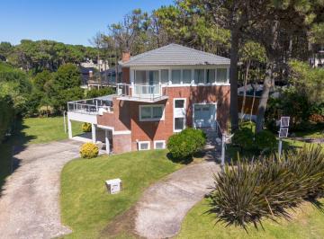 Casa · 230m² · 6 Ambientes · 1 Cochera · Casa Venta Pinamar Norte