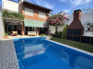 Casa · 236m² · 7 Ambientes · 1 Cochera · Casa Al Frente Desarrollada en 2 Plantas 4/5 Dorm. con Piscina Parrillero Cochera Para 2 Vehic