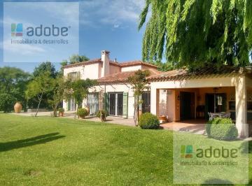 Campo · 96815m² · 4 Dormitorios · Viñedo en Producción con Hermosa Casa Patronal Estilo Frances Sobre Calle Cochabamba