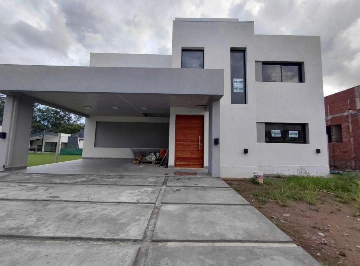Casa · 224m² · 6 Ambientes · 2 Cocheras