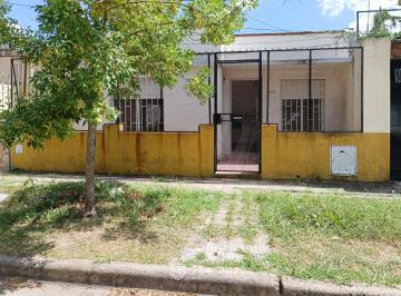 Casa · 105m² · 5 Ambientes · 1 Cochera · Venta - Casa de 2 Dorm. con Patio, y Cochera - Tiro Suizo, Rosario. Apto Crédito.