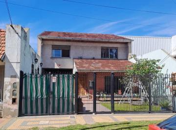 Casa · 270m² · 6 Ambientes · 4 Cocheras · Chalet 6 Ambientes C/garage Pasante, Fondo Libre, Quincho, Amplio Lote - Venta en Lanús Oeste
