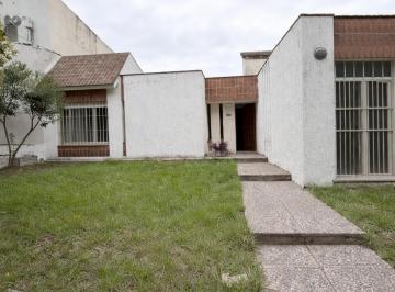Casa de 6 ambientes, Córdoba · En Venta - Apto Credito - Casa Tres Dorm. Mas Habitacion de Servicio