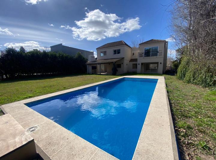 Casa · 239m² · 6 Ambientes · 1 Cochera