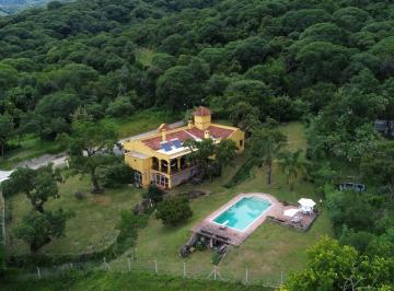 Casa · 450m² · 12 Ambientes · 1 Cochera · Exclusiva Casa en Venta en Castellanos, San Lorenzo