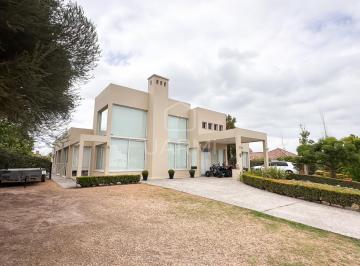 Casa · 280m² · 3 Dormitorios · Casa Moderna en Venta en El Tipal