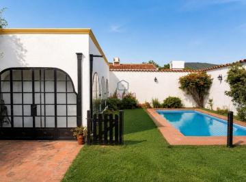 Casa · 360m² · 9 Ambientes · 1 Cochera · Casa con Quincho y Pileta en Venta en Tres Cerritos
