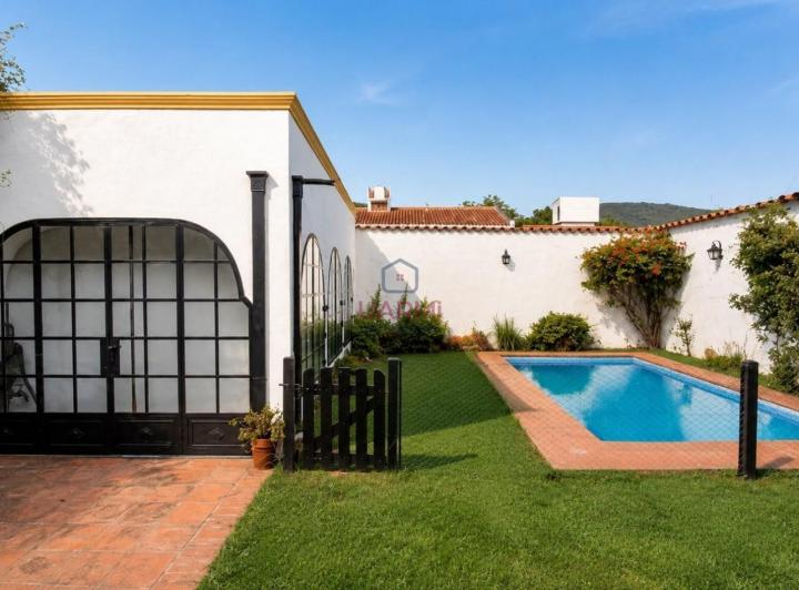 Casa · 360m² · 9 Ambientes · 1 Cochera