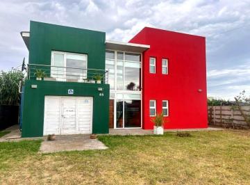 Casa · 170m² · 5 Ambientes · 1 Cochera · Casa de 5 Ambientes a La Venta a Menos de 100 m de La Playa Mar de Cobo