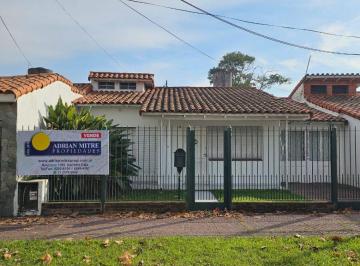 Casa de 5 ambientes, Lomas de Zamora · Chalet de 3 Dorm., Cochera y Gran Jardin, Sobre Lote 392 m²