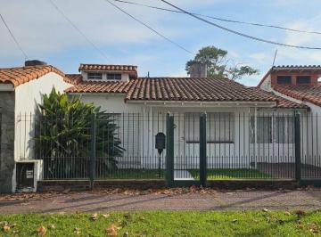 Casa de 5 ambientes, Lomas de Zamora · Chalet de 3 Dorm., Cochera y Gran Jardin, Sobre Lote 392 m²