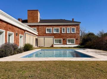 Casa de 9 ambientes, Córdoba · Importante Casa Impecable - Pileta Climatizada