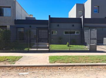 Casa · 225m² · 4 Ambientes · 1 Cochera · Venta Casa de Tres Dorm. - Cipolletti Apta Credito